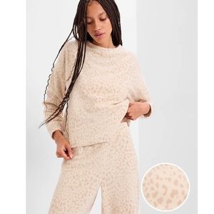 Gap Women's Fleece Long Sleeve PJ Lounge Top Sweatshirt Beige Leopard Print XS